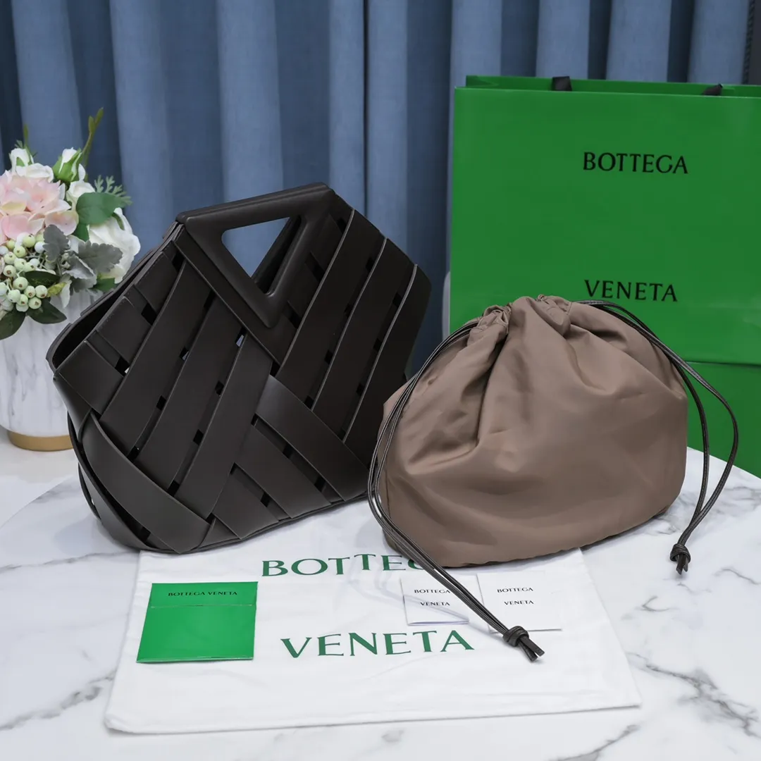#B家 🔥4042 new autumn and winter styles are here! This is a creative handbag that looks super high-end. French calfskin scissor handbag. The inner bag can be actively used separately. Paper nylon drawstring bag. Magnetic handle opening and closing makes the whole bag calm and practical. Innovative concepts and classics coexist, making you feel the modern realm of art and elegance. Size 31x30.5x17.5, model: 6610#